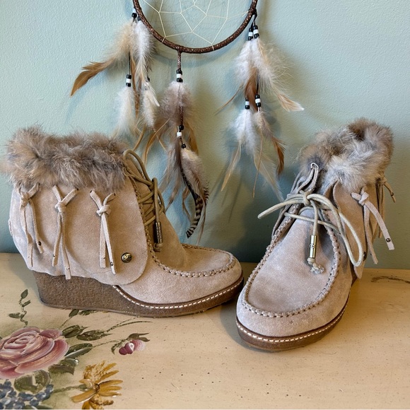 Australia Luxe Collective Light Tan Suede Rabbit Fur Fringe Lace Up Wedge Boots - Picture 1 of 17